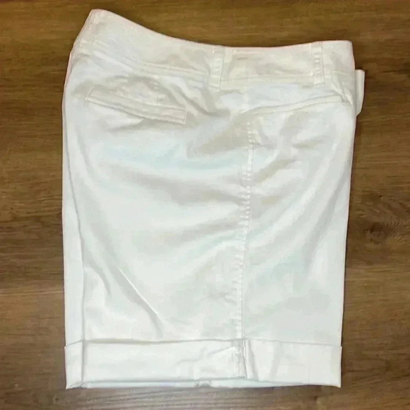 J. Jill Stretch Women’s 8 White Cuffed 6” Inseam Shorts - Picture 4 of 7